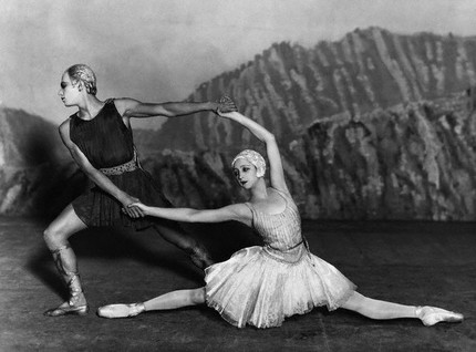 Серж Лифарь и Александра Данилова в балете «Аполлон Мусагет», 1928.
