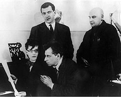 Митя Шостакович в компании Мейерхольда, Маяковского и Родченко обсуждает музыку к "Клопу", увлеченно тыча в ноты за роялем
