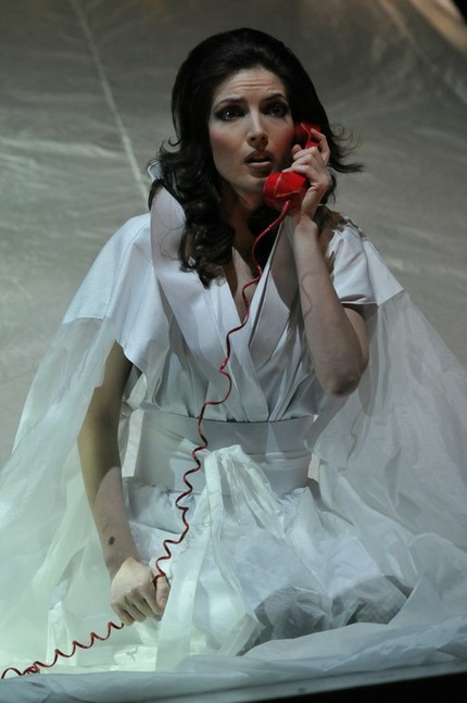  Ирина Курманова в спектакле «Человеческий голос»