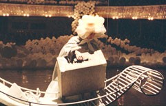 Гувернантка в исполнении Кристине Гайлите появляется на сцене, как настоящий призрак (фотограф Гунарс Жаняйтис)