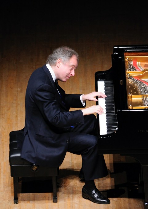 О нет, Андраш Шифф не спешил на самолёт!