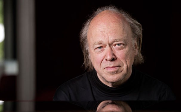 Хиппи играет на рояле