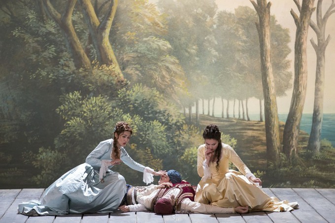 «Так поступают все» в Париже