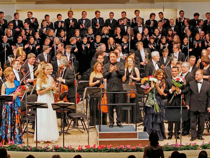 «Майская ночь» осенним вечером…