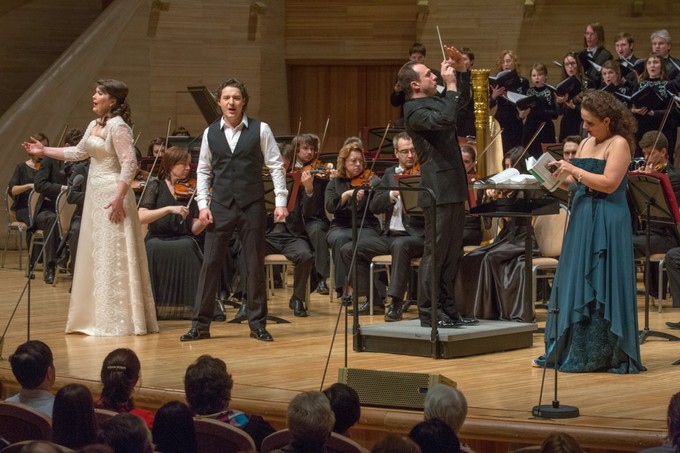 Прекрасно, но громко!