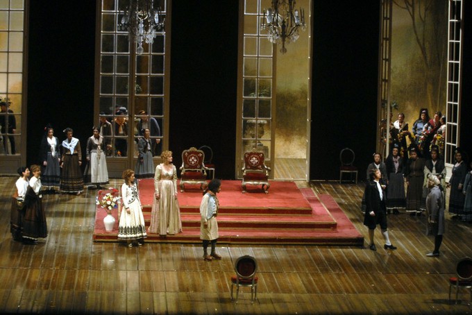 Неувядающий портрет в цветочной раме