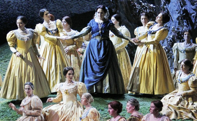 Изумрудные поля и элегантные наряды девять лет спустя