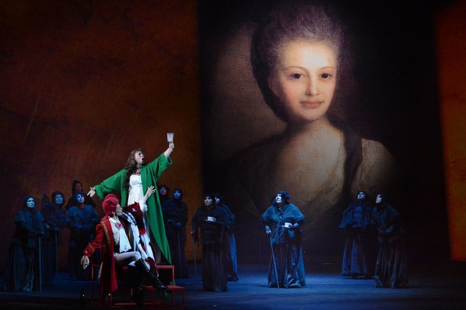 Карточный пасьянс с театральным азартом