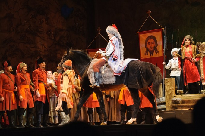 Горячий скакун в погоне за театральной эффектностью