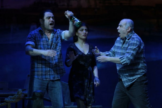 Жизнь парижского дна показали в Баку