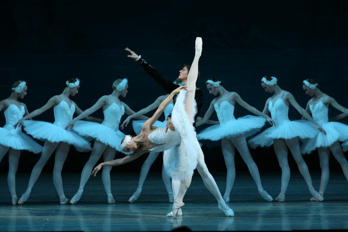 Кадетский корпус у озера лебедей