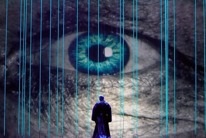 Бриттен видит