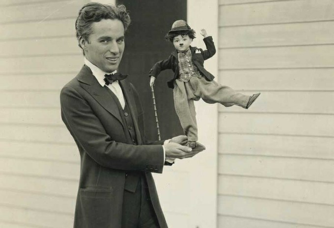 Чаплин в галстуке и без