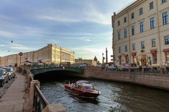 У Певческого моста