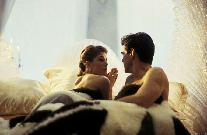 Старый ботинок на фоне девушек