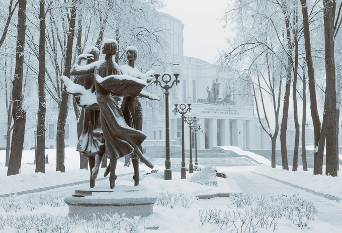 Между Востоком и Западом