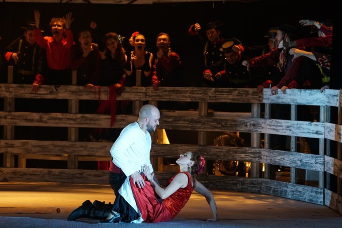 «Кармен» на ящиках и досках