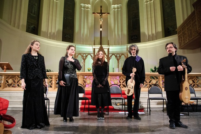 Танец в церкви, бал объятых пламенем и Турнейская месса...