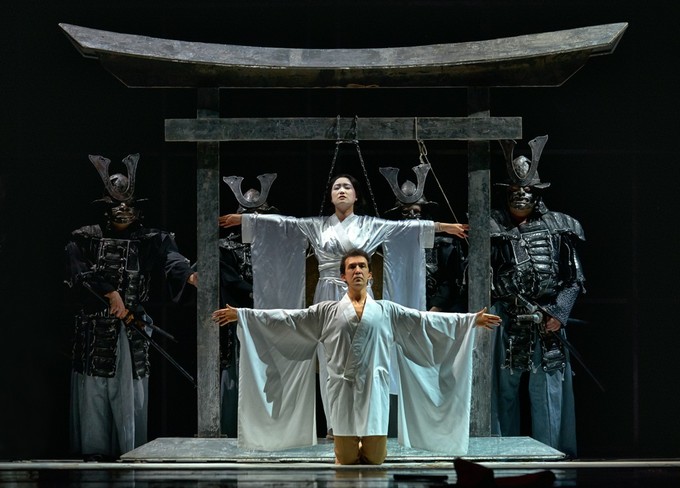 Распятая между двух культур