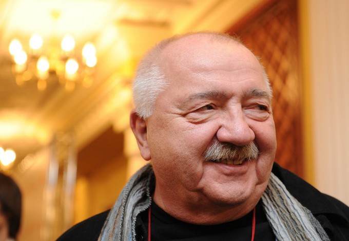 Маски и лица Роберта Стуруа