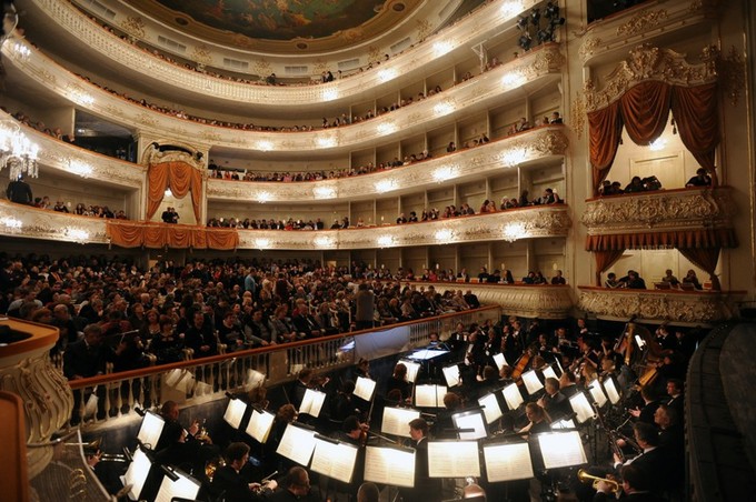 Театр абсурда на площади Искусств