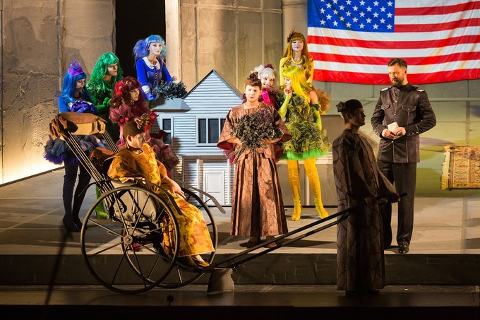 Чио-Чио-сан в коконе поп-арта