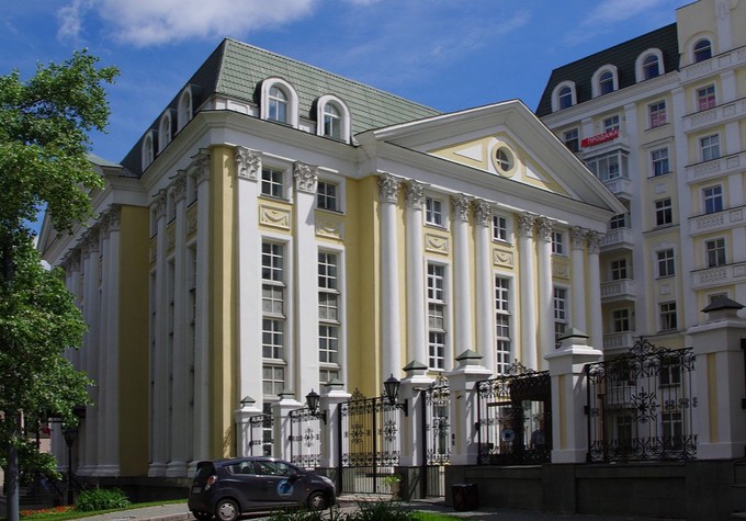 Антураж там правит бал