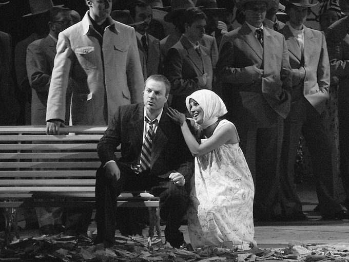 Жёлтый лист кленовый