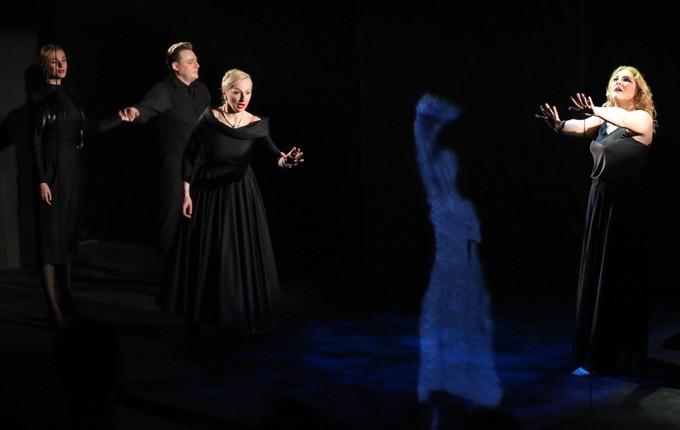 «Телефономедиум»: опера под колпаком у режиссёра