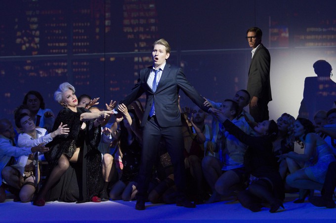 Гламур, контратенор и бумага