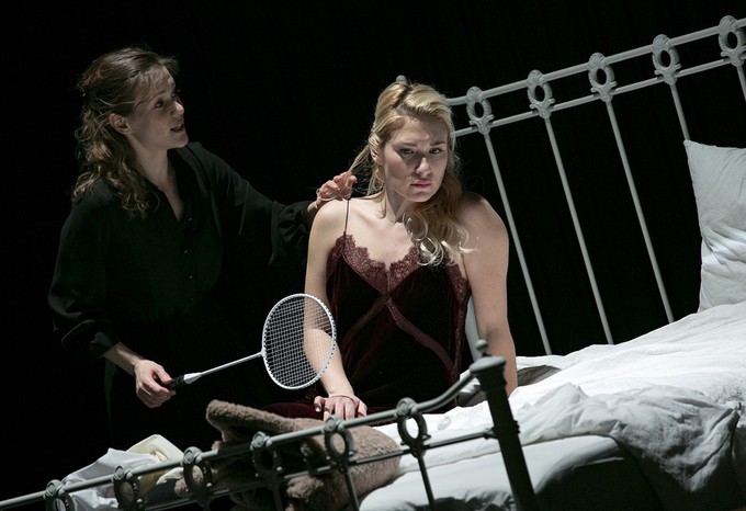 Выйти из комнаты