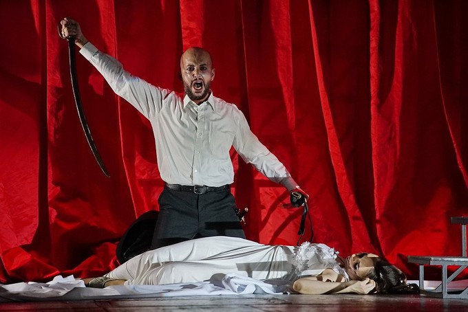 Премьера оперы «Отелло» в «Зазеркалье»