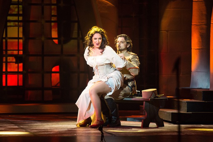 Кармен зарезали в Барселоне…