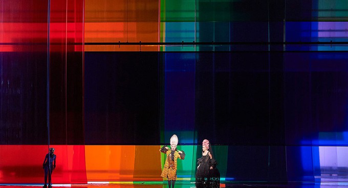 Музыкальный фейерверк в цветастом плексигласе