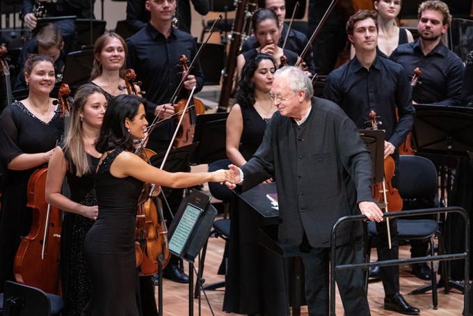 Музыка с сурдопереводом