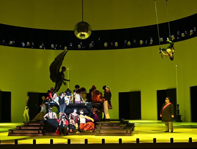 «Осиротевший» и спорный «Бал-маскарад»