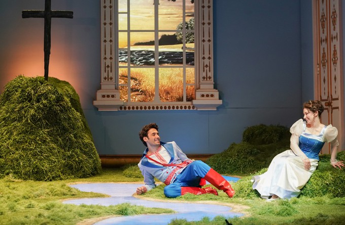 Холмик с крестом на Днепре в парадной зале