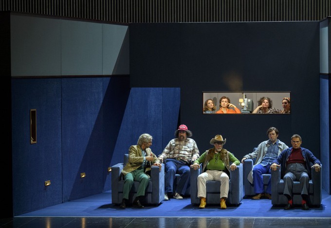 Надгробие уставших дедушек