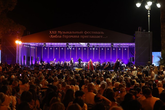 На открытии музыкального фестиваля «Хибла Герзмава приглашает…»