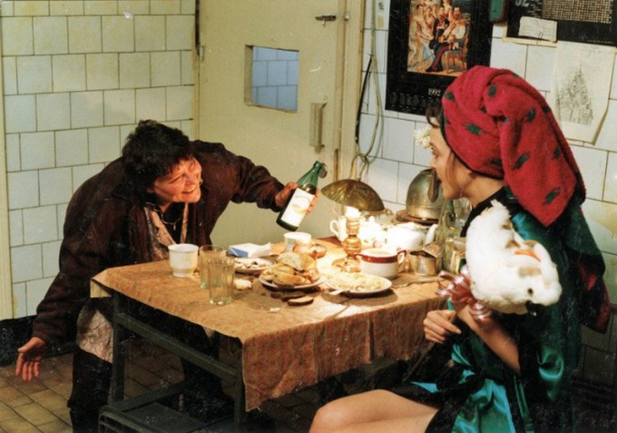 «Окно в Париж» — есть ли тут восхваление Запада?