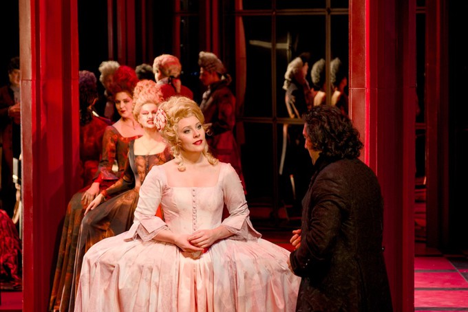 Революционный этюд в кроваво-красных тонах