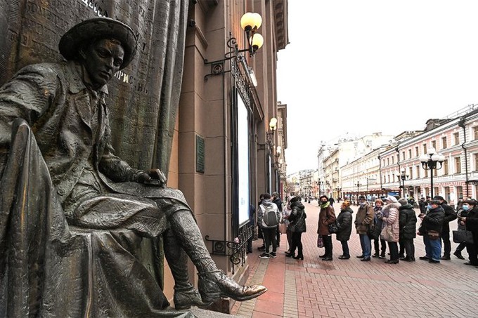 Вход в кроссовках запрещён