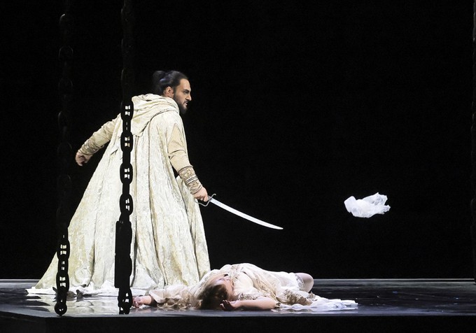 Европеец Отелло, чёрная сцена и красные флаги