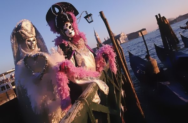 «Хлеба и зрелищ» — лозунг бессмертный