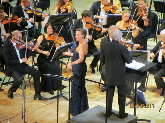 Выпрыгнув из коробочки с компакт-дисками…