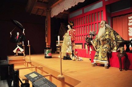 Экспозиция в Музее Эдо-Токио, изображающая сцену из спектакля «Сукэроку»