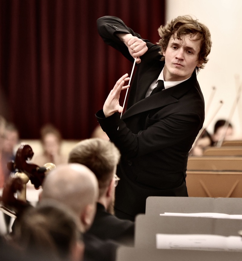 Дирижер Иван Никифорчин в Большом зале Санкт-Петербургской академической филармонии