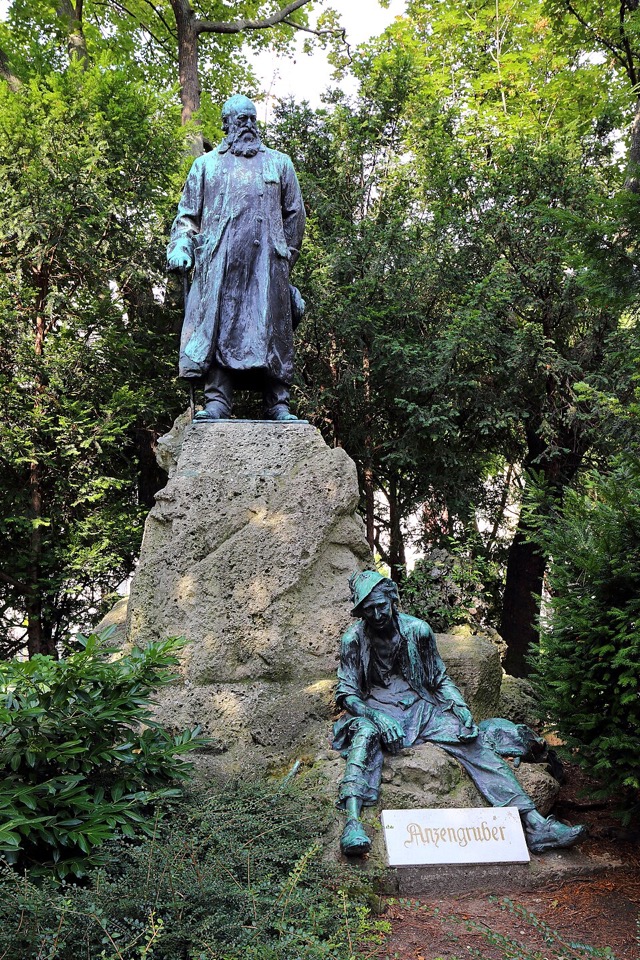 Памятник Анценгруберу работы Ганса Шерпе в Вене, 1905 г.
