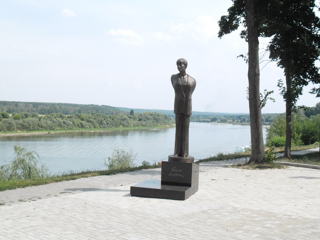 Памятник паустовскому. Памятник Ахмадулиной в Тарусе. Памятник Паустовскому в Тарусе. Памятник Цветаевой в Тарусе. Памятник Белле Ахмадулиной в Тарусе.