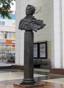 Бюст А. С. Пушкина перед входом в театр, скульптор Т. Г. Холуева